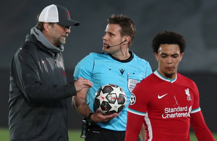 特朗普获国际足联首届和平奖，美国队实力最强，称梅西与C罗相当，展现其对足球的热爱与支持。